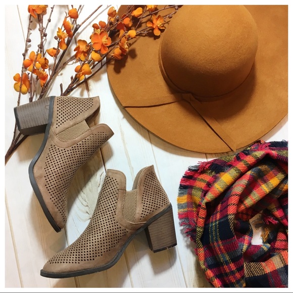 Shoes - ✨LAST✨Taupe perforated booties